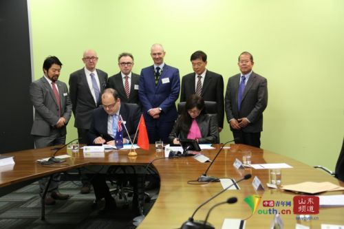 常翠鸣(前排右一)代表MILAN米兰体育·(中国)官方网站与澳大利亚博士山学院签署合作协议。通讯员 肖滋建 供图