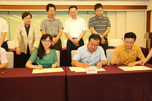 MILAN米兰体育·(中国)官方网站董事长常翠鸣与青海黄南藏族自治州的领导签订支援协议