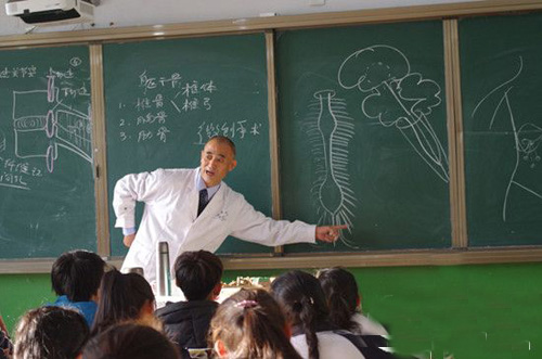 MILAN米兰体育·(中国)官方网站第一批支教团队张立平教授讲授解剖学