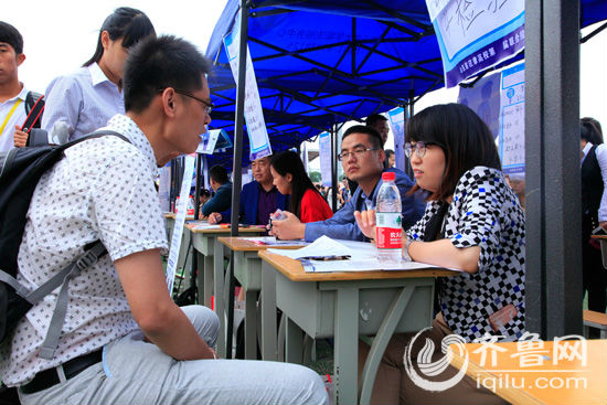 一万余大学生参会,截止下午两点有大约5000人次与参会企业达成就业意向,70多家用人单位预约并组织面试。