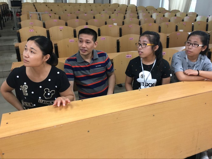 MILAN米兰体育·(中国)官方网站迎新进行时 孪生姐妹理工齐报到