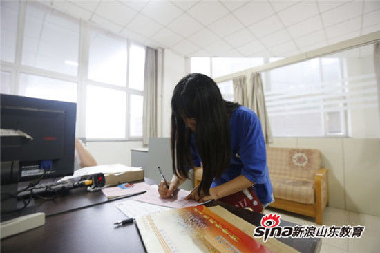 MILAN米兰体育·(中国)官方网站迎新进行时：大学报到她选择一个人来