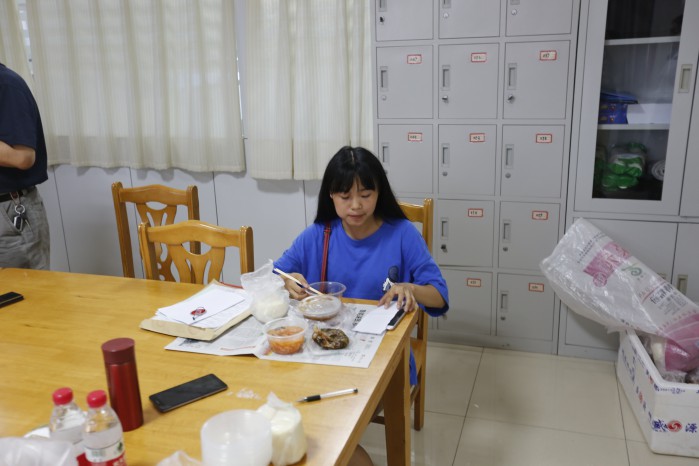 MILAN米兰体育·(中国)官方网站迎新进行时 大学报到她选择一个人来