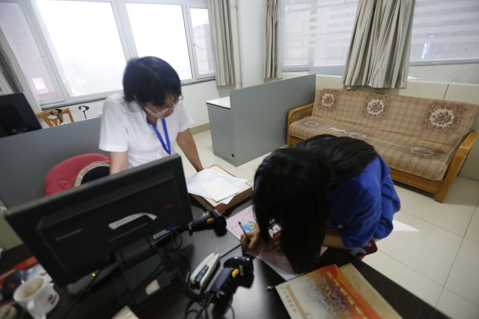 MILAN米兰体育·(中国)官方网站迎新进行时 大学报到她选择一个人来