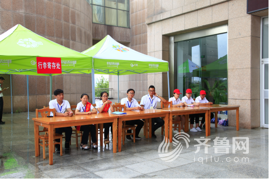 首先,新生报到期间,学校将派出老师前往各火车站、机场、高速路口等地接站。接站老师将会用最温暖的笑容迎接来自全国各地的新同学和家长。