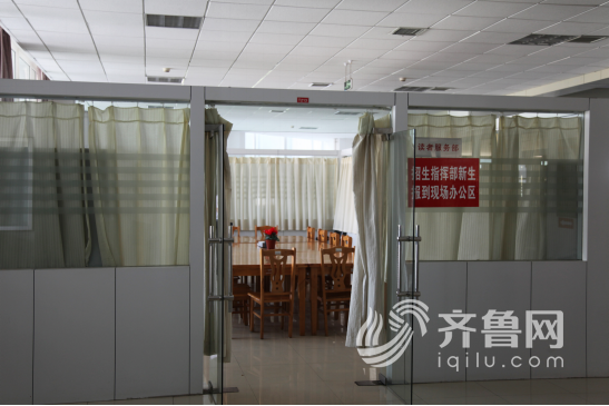 首先,新生报到期间,学校将派出老师前往各火车站、机场、高速路口等地接站。接站老师将会用最温暖的笑容迎接来自全国各地的新同学和家长。