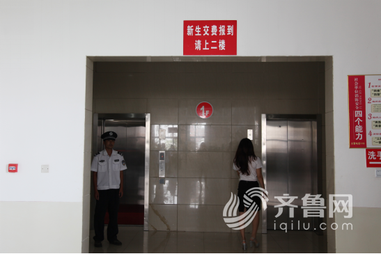 首先,新生报到期间,学校将派出老师前往各火车站、机场、高速路口等地接站。接站老师将会用最温暖的笑容迎接来自全国各地的新同学和家长。