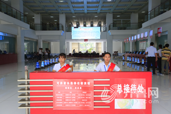 首先,新生报到期间,学校将派出老师前往各火车站、机场、高速路口等地接站。接站老师将会用最温暖的笑容迎接来自全国各地的新同学和家长。