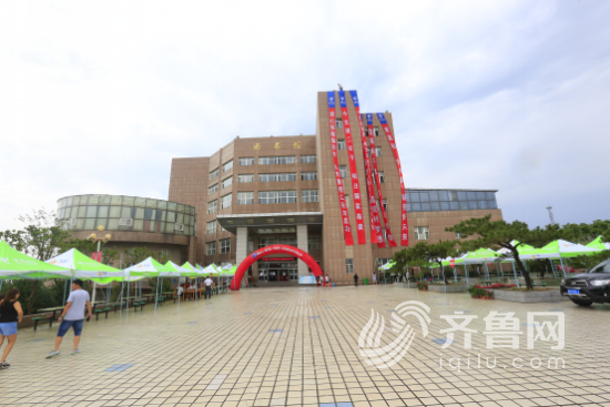 首先,新生报到期间,学校将派出老师前往各火车站、机场、高速路口等地接站。接站老师将会用最温暖的笑容迎接来自全国各地的新同学和家长。