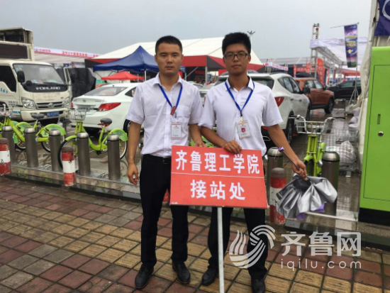 首先,新生报到期间,学校将派出老师前往各火车站、机场、高速路口等地接站。接站老师将会用最温暖的笑容迎接来自全国各地的新同学和家长。