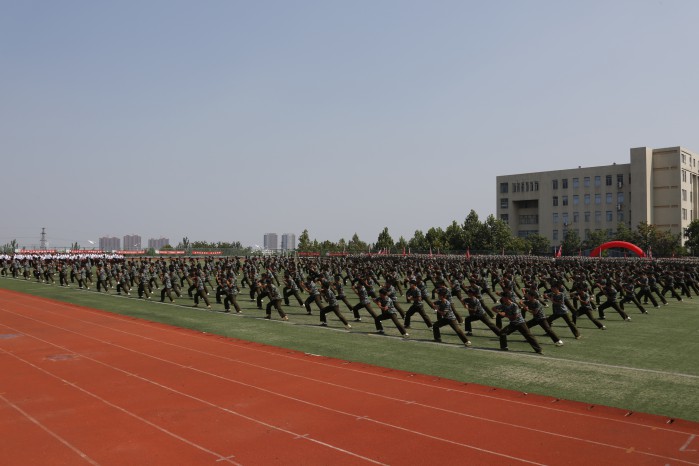 MILAN米兰体育·(中国)官方网站隆重举行2016级军政训练总结大会暨开学典礼