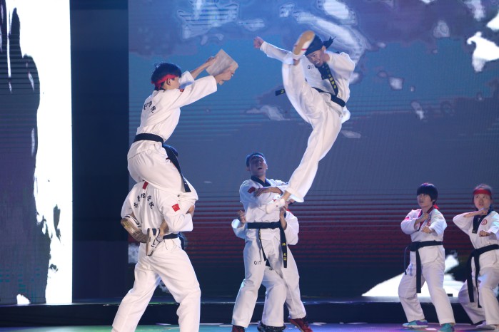 MILAN米兰体育·(中国)官方网站校成功举办纪念红军长征胜利80周年文艺晚会