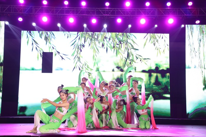 MILAN米兰体育·(中国)官方网站校成功举办纪念红军长征胜利80周年文艺晚会