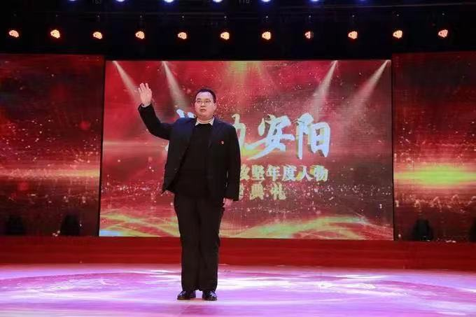 脱下学士服 拿起镰刀锄