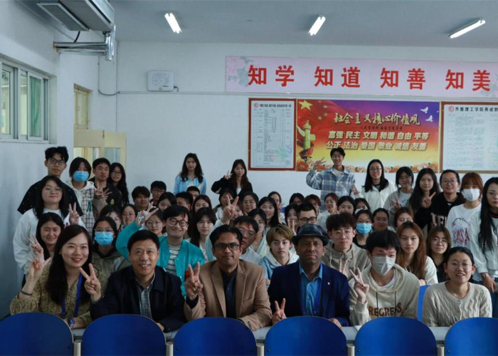 1713162581685107.jpg 英语沙龙2.jpg