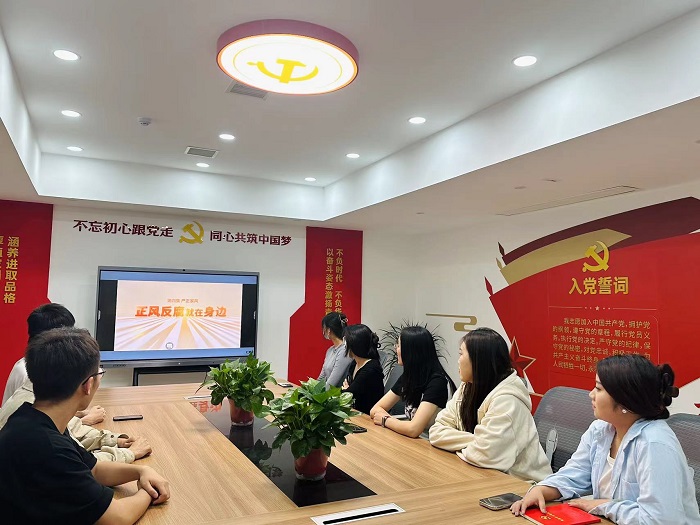 1716783868198111.jpg 图2党员观看正风反腐就在身边警示片.jpg