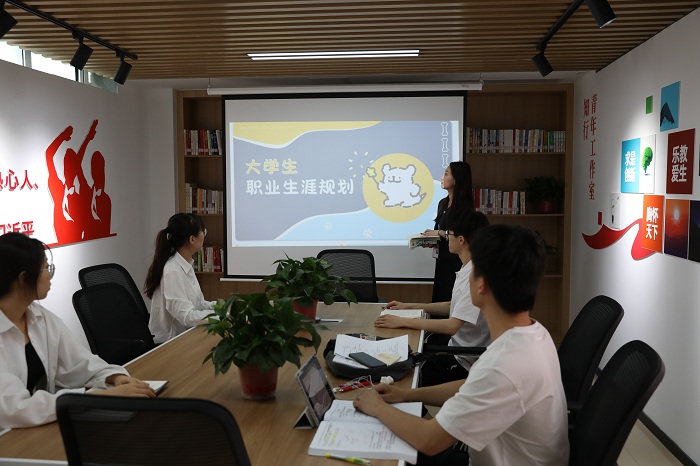 1719902568142607.jpg 医学院举办“聚焦职业发展,助力未来之路”大学生职业生涯规划交流会-图1.JPG