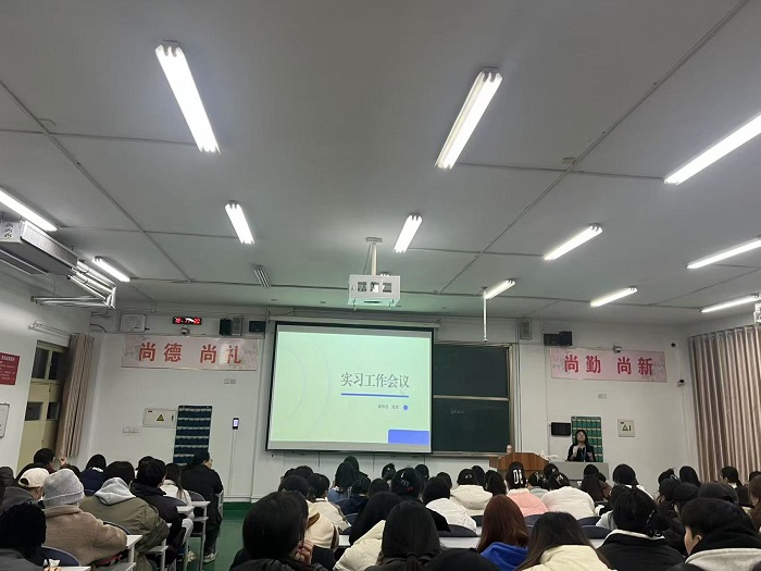 1737782913845685.jpg 图一 陈翠老师讲解注意事项.jpg