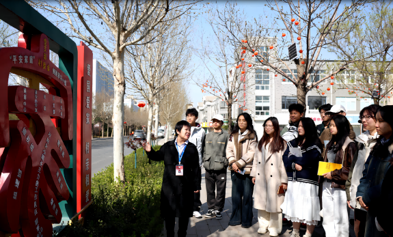 马克思主义学院思政课教师在三涧溪村开展实践教学