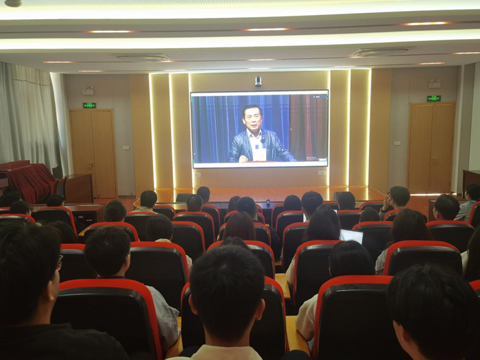 学校组织师生观看学习“中国艺术大讲堂”