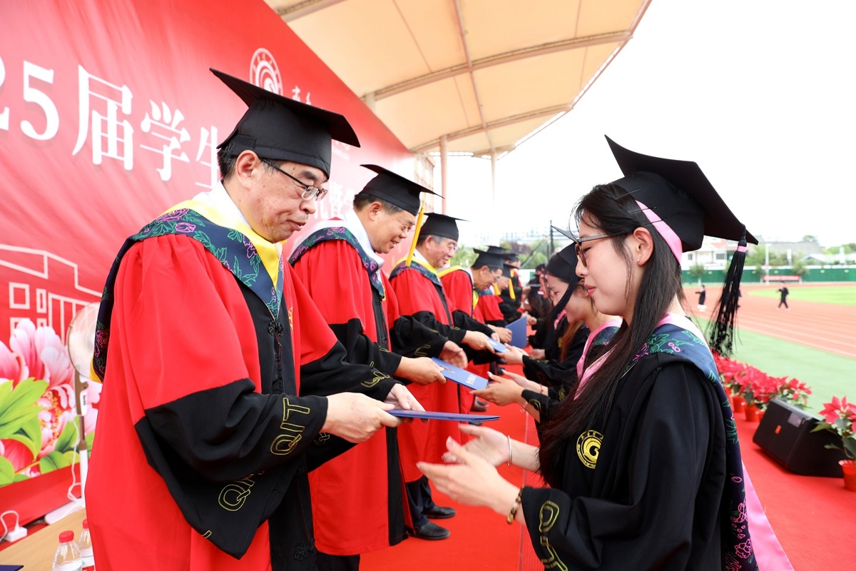 1750330079597230.jpg 7.学位授予仪式合影、拨穗 (2).JPG