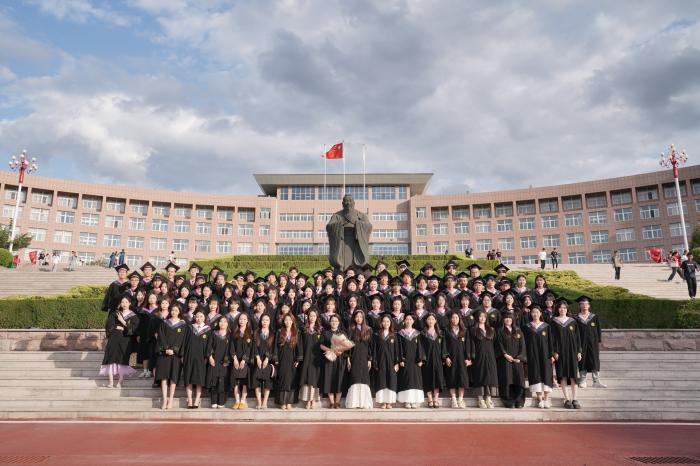 商学院2025届毕业生奔赴山海，开启人生新篇