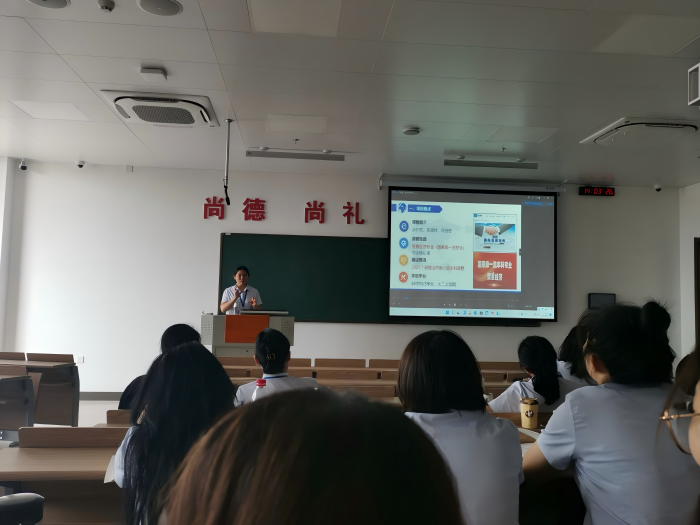 智教慧研双擎驱动 跨界融合共谋新篇 ——贸易经济与金融学教研室联合举办智慧课程与科研创新研讨会 