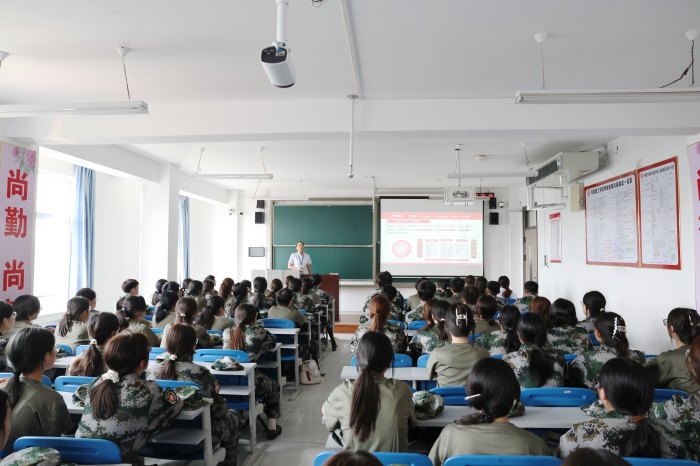 文学院举办2025级新生入学专业教育